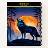 Een wolf huilt bij volle maan in een sereen bos notitieboek (Achterkant)