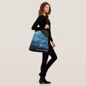 Een wolf op sneeuw crossbody tas (Op model)