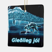 Een wolf op sneeuw - Gleðileg Jól Keramisch Ornament (Links)