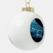 Een wolf op sneeuw keramische bal ornament (Links)