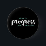 Één woord dat het Inspirerend Citaat van de Voorui Ronde Button 5,7 Cm<br><div class="desc">Proef naar Voortgang niet Perfectie. Inspirerend en motivatie prijsopgave en ontwerp van het gezegde met een positief signaal en een levensslogan. Koel-typografie-artikelen voor mensen die op zoek zijn naar één woord dat je houding en goed zicht definieert. Ideaal voor mensen die van grappig sarcastisch citaat houden, van hete humor, van...</div>
