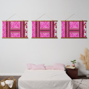 Een zacht roze en wit bloemmotief drukt sierlijk hangend wandkleed