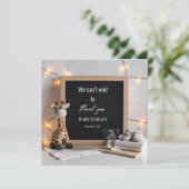 Een zachte baby giraffe plushie zwangerschapsaanko kaart (Staand voorkant)