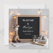 Een zachte baby giraffe plushie zwangerschapsaanko kaart (Voorkant)