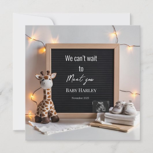 Een zachte baby giraffe plushie zwangerschapsaanko kaart (Voorkant)