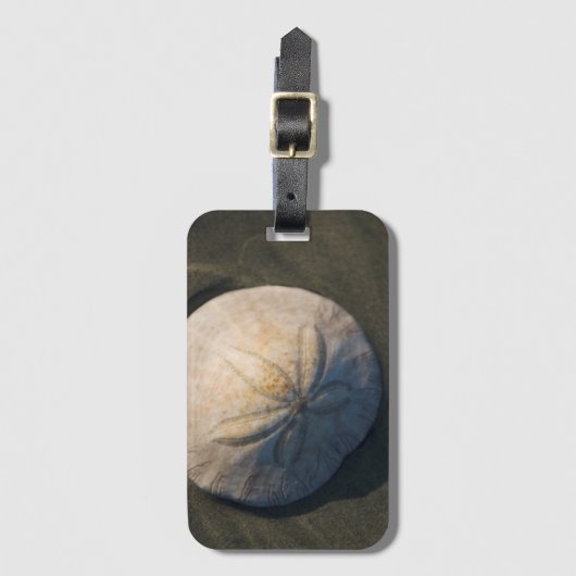 Een zanddollar op het strand bagagelabel (Voorkant (verticaal))