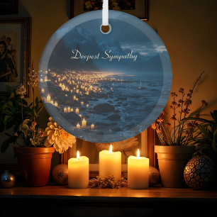 Een zee van kaarslicht op het strand, condoleance glas ornament