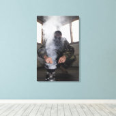 Een zee vult de gaskamer met meer CS-gas Canvas Afdruk (Insitu (Houten vloer))