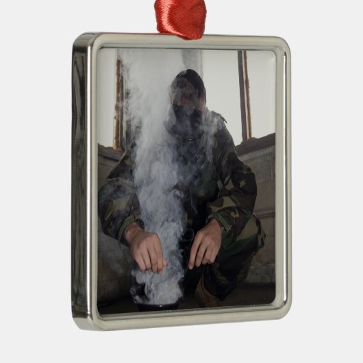 Een zee vult de gaskamer met meer CS-gas Metalen Ornament (Rechts)