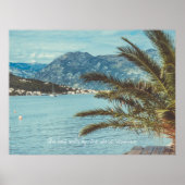 Een zeebaars met bergen en een palmboom poster (Voorkant)