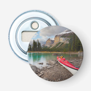 Een zeekajak aan land bij Spirit Island Button Flesopener