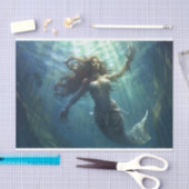 Een zeemeermin in een zonovergoten tunnel zwemt om tissuepapier (Craft)