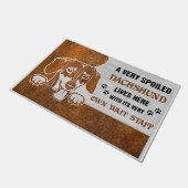 Een zeer bedekte Dachshund woont hier Deurmat (Schuin)