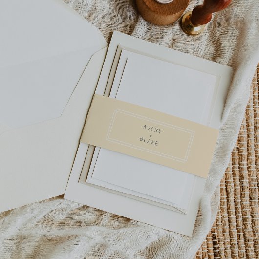 Een zeer eenvoudige neutrale boter gele bruiloft uitnodigingen wikkel