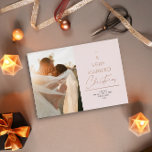 Een zeer gehuwd kerstscript met Blush Roos Gold Folie Feestdagenkaart<br><div class="desc">Een eenvoudig minimaal design met de koptekst staat "Een zeer gehuwde Kerstman" voor alle nieuwe wiegen</div>