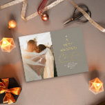 Een zeer gehuwd kerstscript, Taupe Gold Folie Feestdagenkaart<br><div class="desc">Een eenvoudig minimaal design met de koptekst staat "Een zeer gehuwde Kerstman" voor alle nieuwe wiegen</div>