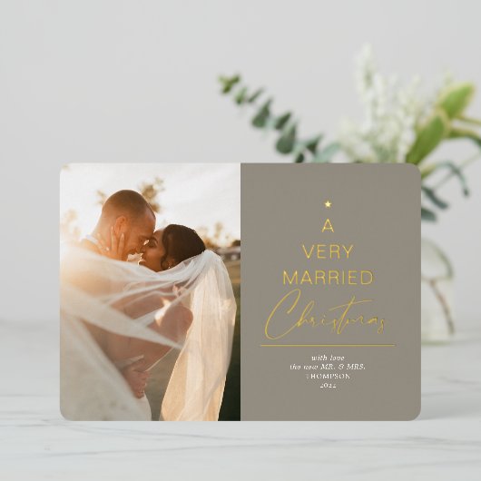 Een zeer gehuwd kerstscript, Taupe Gold Folie Feestdagenkaart (Staand Voorkant)