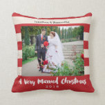 Een zeer gehuwde Kerstmis, foto op maat Kussen<br><div class="desc">Deze rode en beige gestreepte kussen zijn een groot geschenk voor nieuwigheden. Het kenmerkt een moderne rode en beige stripe achtergrond,  klantgerichte foto lijst en klantgerichte teksten voor namen van de bruid en de groom en het jaar. De achterzijde is hetzelfde vetgedrukte streeppatroon.</div>