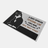 Een zeer gespoelde Tuxedo Cat Doormat, Welkom Mat (Schuin)