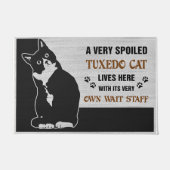 Een zeer gespoelde Tuxedo Cat Doormat, Welkom Mat (Voorkant)