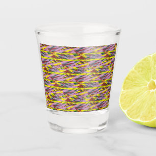 Een zeer kleurrijk patroon met veel verschillende shot glas