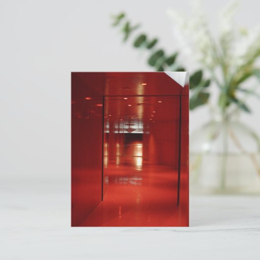 Een zeer rode Hallway Briefkaart (Staand voorkant)