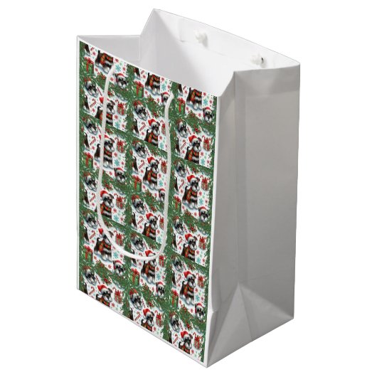 Een zeer Schnauzer Kerstmis Medium Cadeauzakje (Voorkant Gekanteld)