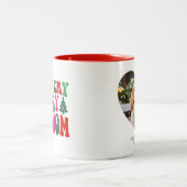 Een zeer vrolijke hond moeder kerstdag foto hond tweekleurige koffiemok (Center)