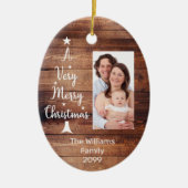 Een zeer vrolijke kerstboom Foto rustiek hout Keramisch Ornament (Voorkant)