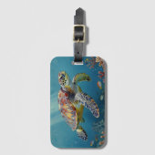 Een zeeschildpad en zonnestralen in de blauwe ocea bagagelabel (Voorkant (verticaal))