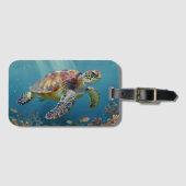 Een zeeschildpad en zonnestralen in de blauwe ocea bagagelabel (Voorkant (horizontaal))