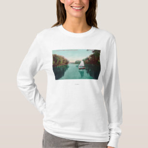 Een zeilboot op de Feather River Marysville, CA T-shirt
