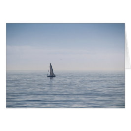 Een zeilboot op een kalm zee