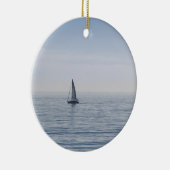 Een zeilboot op een kalm Zee Keramisch Ornament (Rechts)