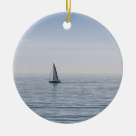 Een zeilboot op een kalm Zee Keramisch Ornament