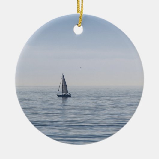 Een zeilboot op een kalm Zee Keramisch Ornament (Voorkant)