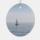 Een zeilboot op een kalm Zee Keramisch Ornament (Links)