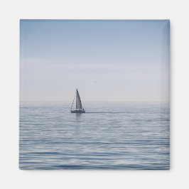 Een zeilboot op een kalm Zee Magneet