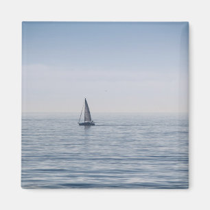 Een zeilboot op een kalm Zee Magneet
