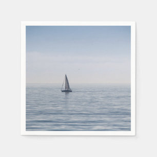 Een zeilboot op een rustig zee servet