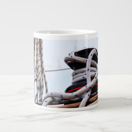 Een zeiljacht close up van een lier op een boot. grote koffiekop