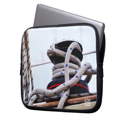 Een zeiljacht close up van een lier op een boot. laptop sleeve (Voorkant Links)