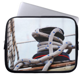 Een zeiljacht close up van een lier op een boot. laptop sleeve
