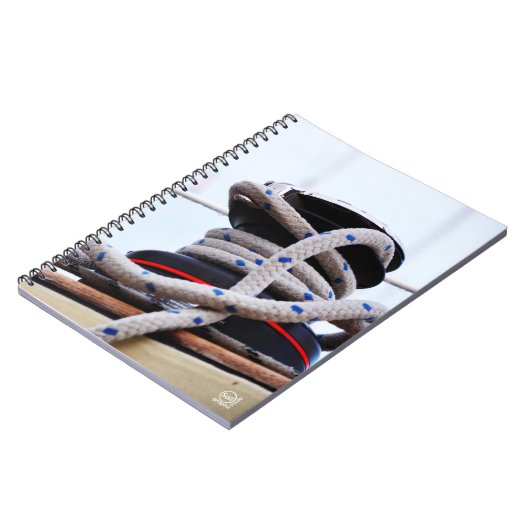 Een zeiljacht close up van een lier op een boot. notitieboek (Linkerzijde)