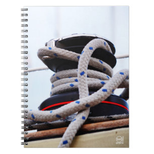 Een zeiljacht close up van een lier op een boot. notitieboek