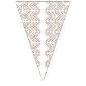 Een zich herhalend geometrisch patroon met diamant vlaggetjes (Eerste vlag)