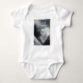 Een zilveren, witte, zwarte en grijze banner achte romper (Voorkant)