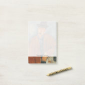 Een zittend man dat op een tafel leunt post-it® notes (Op bureau)