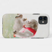 Een zittende aap die een insect observeert Case-Mate iPhone case (Achterkant (horizontaal))