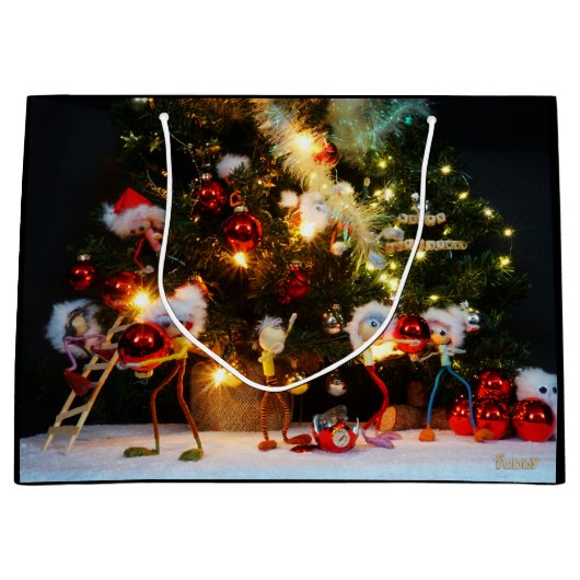 Een zoekplaatje met diverse Kerst optuig Fubby's. Groot Cadeauzakje (Voorkant)